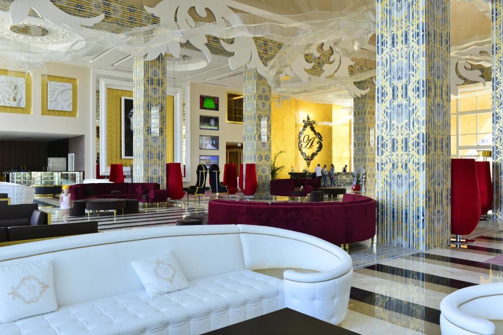 Azura Deluxe Resort & Spa - Ultra All Inclusive — Hotel building in Avsallar