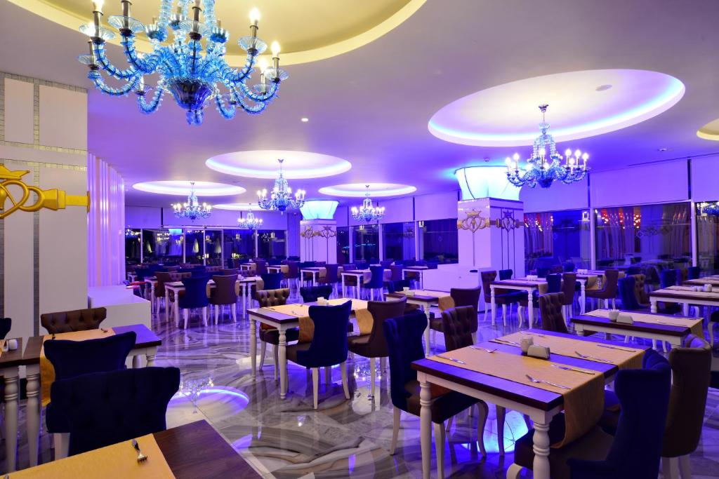 Azura Deluxe Resort & Spa - Ultra All Inclusive — Restaurant & bars in Avsallar