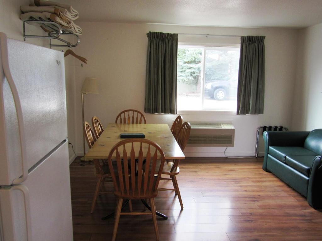 Yellowstone Country Inn Photo 12