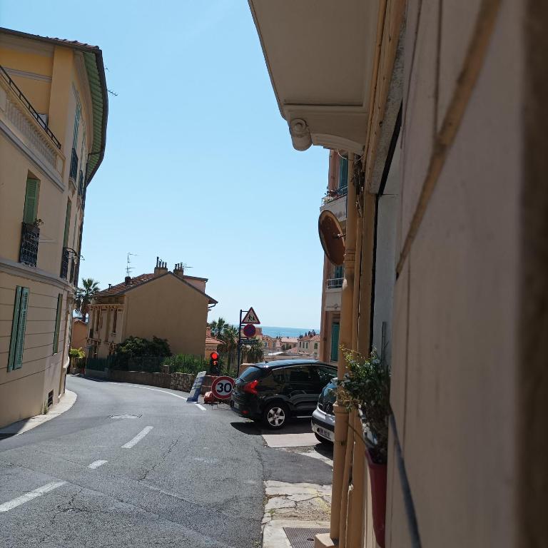 MENTON A 2 pas des plages de sable et du centre ville beau 3 pièces pour 3 personnes - 5