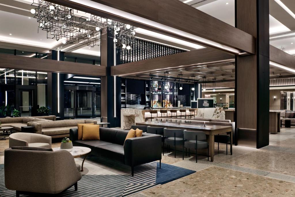 เชอราตัน เซ็นเตอร์ โตรอนโต โฮเทล (Sheraton Centre Toronto Hotel)