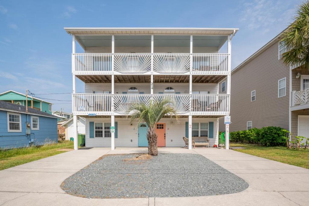 Completely Remodeled - Beach Access 3 Doors Down - Near Kure Beach Pier, Kure Beach