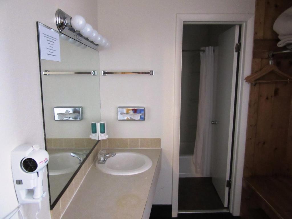 White Buffalo Hotel Photo 18