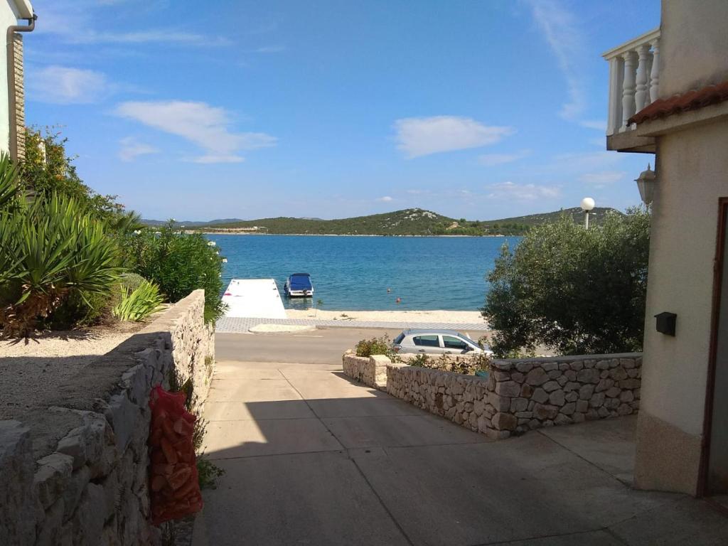 Milka - apartman uz more, Betina