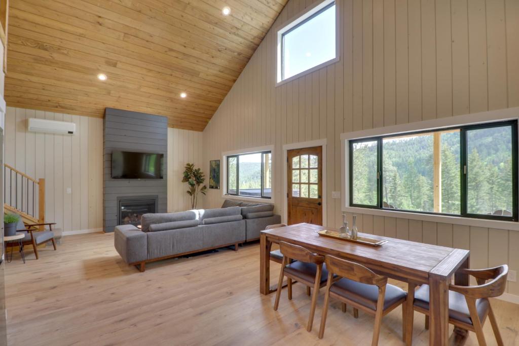 Lakeside Cabin with Hot Tub 3 Mi to Flathead Lake!, Lakeside