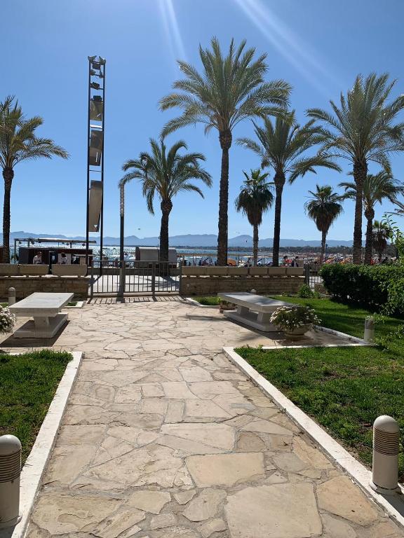 Beachfront Salou apartment with sea view - 1
