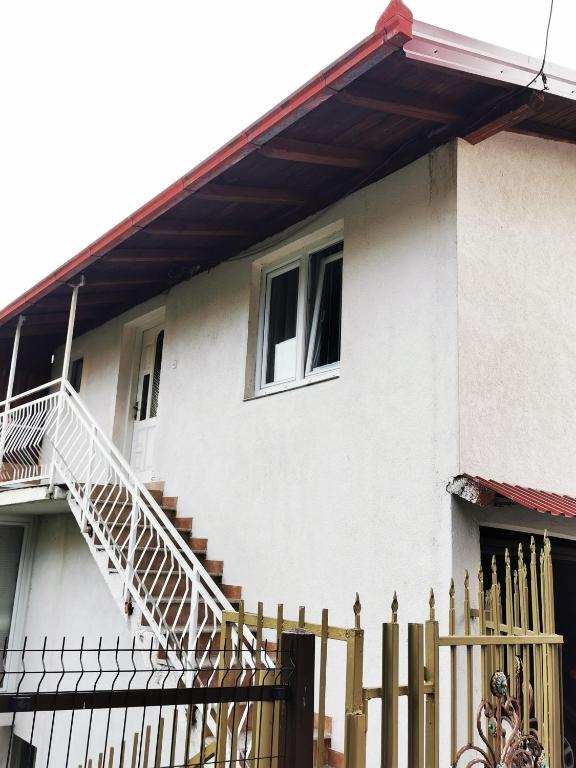 White Apartments - Free Parking, Wi-Fi & Garden - 5