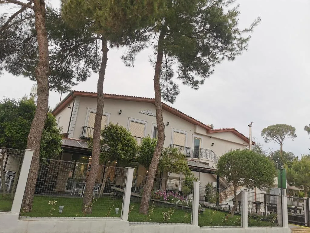 Hotel Pelikan, hotel in Divjakë