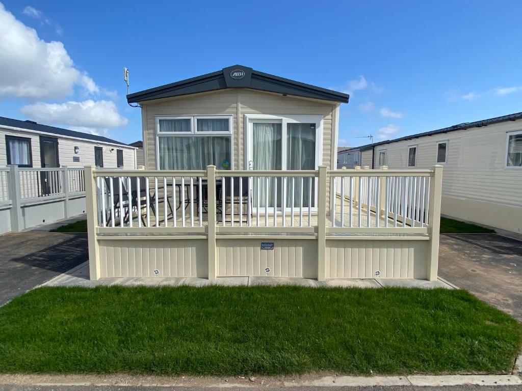 Palm Grove 182 - Pet friendly, WiFi, close to beach and clubhouse - Golden Palm Resort - Meadow Lakes Caravan & Lodge Hire, Skegness