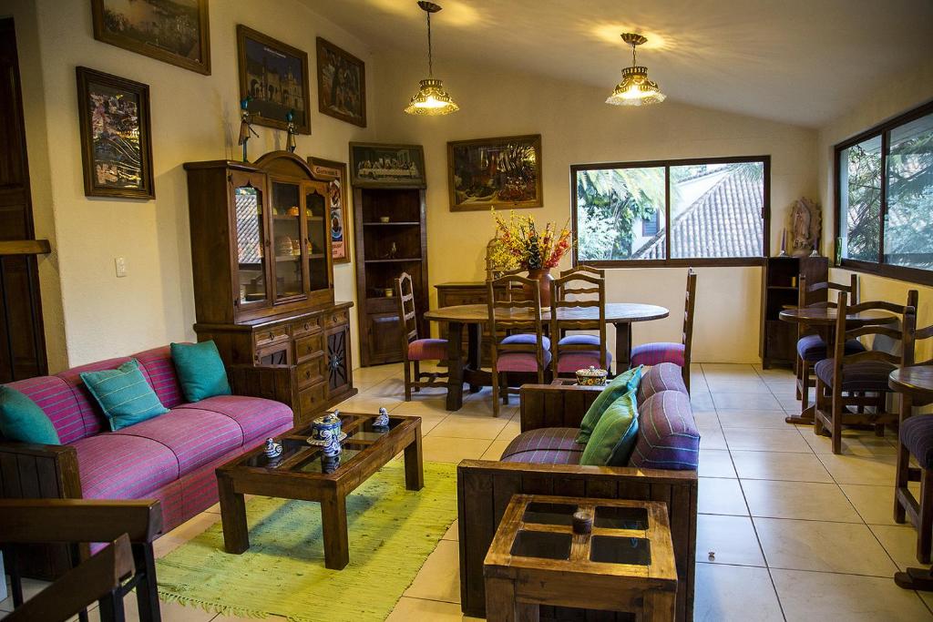 Shared lounge/TV area, Hotel Casa Yunenisa in Oaxaca