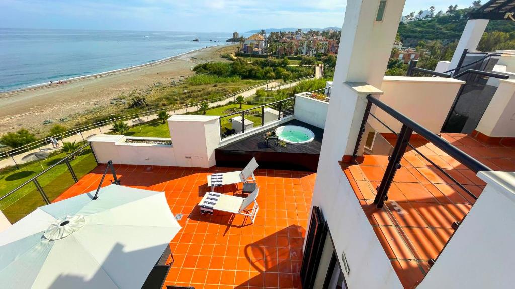 Exclusive luxury frontline beach penthouse Casares del mar - Estepona - 2