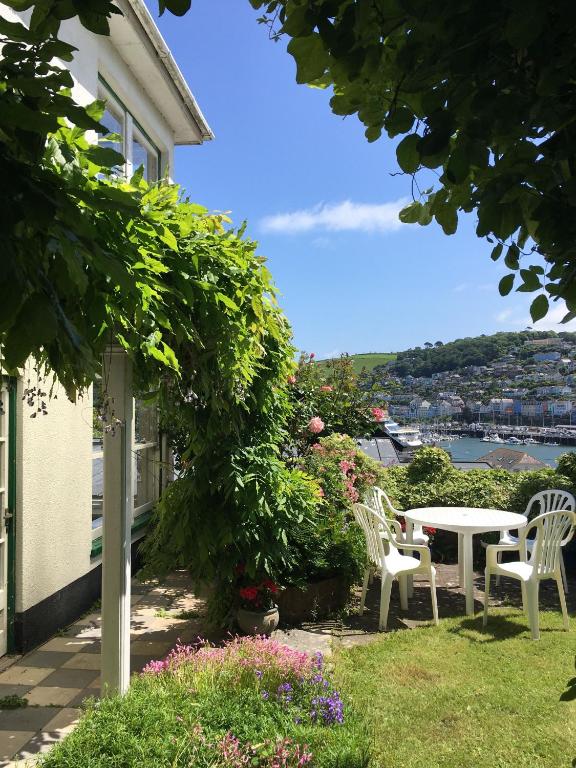 6 and 7 School Steps - Stunning views, private garden and parking, Dartmouth