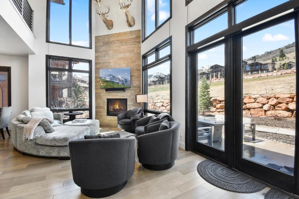 Walk to Skiing, Exceptional Juniper Landing 4 BR, Private Hot Tub, Golf Course Views, Outdoor Pool, Park City