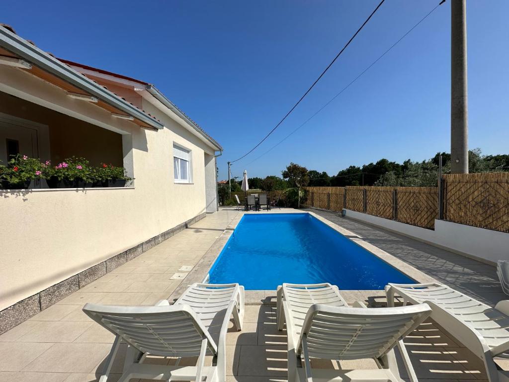 House Mirka, Melnica