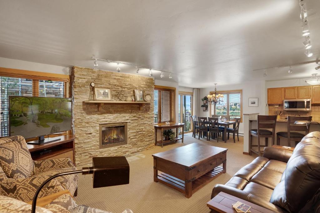 Bear Claw 105 - Ski-in Ski-out Condo!, Steamboat Springs