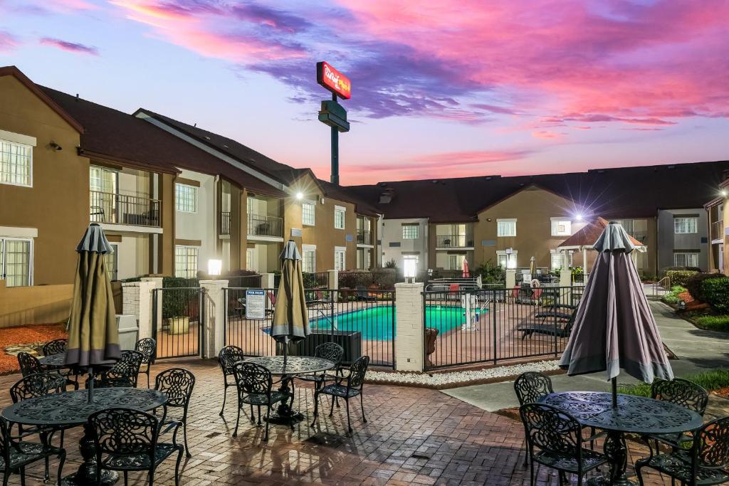 Red Roof PLUS+ & Suites Knoxville West-Cedar Bluff 外観