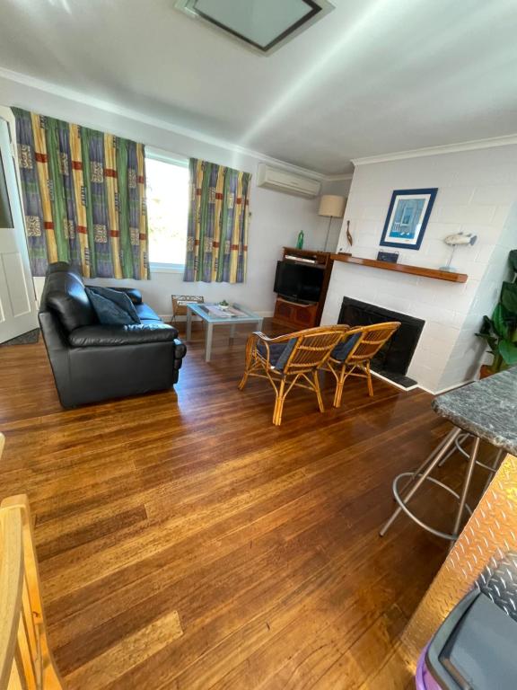 Orford Prosser Holiday Units photo