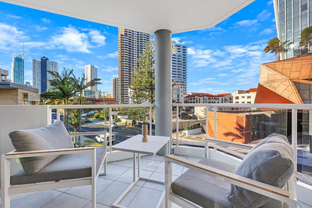 Private Rooftop, 2-Storey Surfers Paradise Apartment with Pool [Near Beach!], Gold Coast