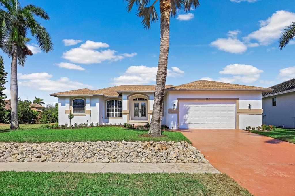 Inviting, quiet home in with pool and steps to beach, Marco Island