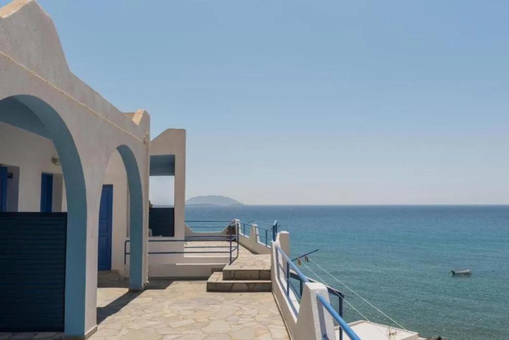 Room next to the sea - faros room 4, hotel in Anafi