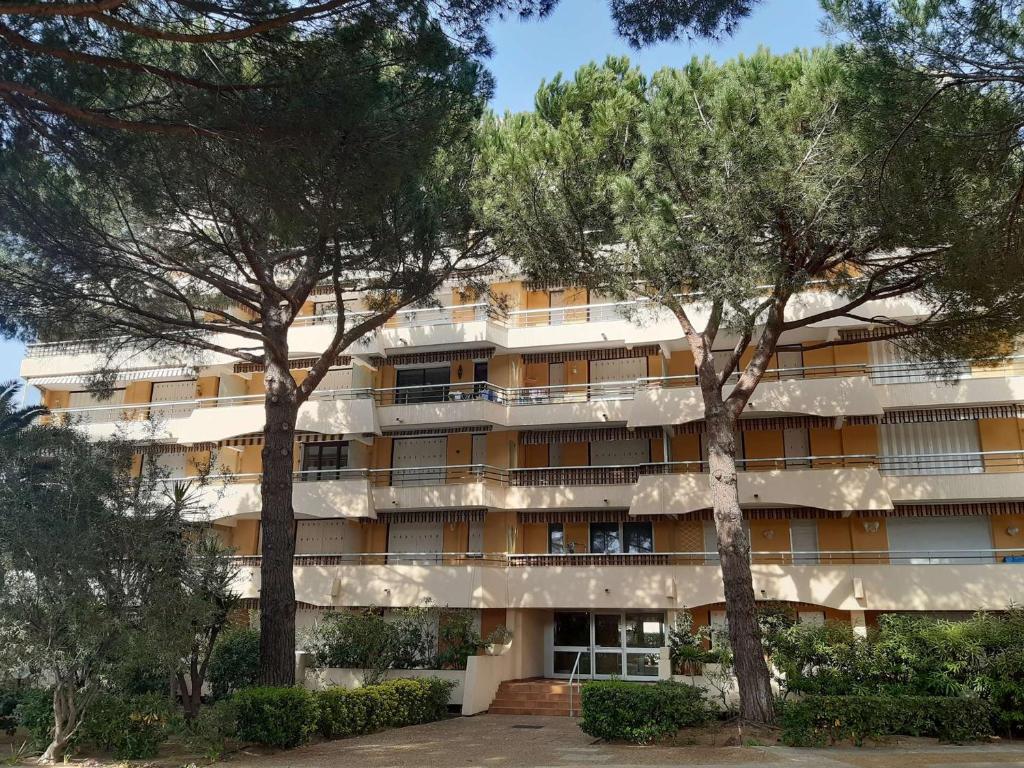Appartement 2 pièces à Fréjus avec piscine, parking et à 300m des commerces - FR-1-226A-145 - 2