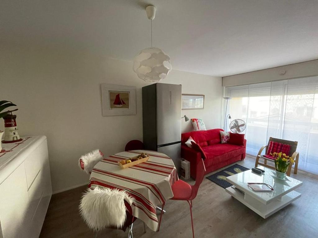 Charmant appartement à 50m de la plage avec terrasse, parking privé et balcon aménagé - FR-1-413-216 - 1