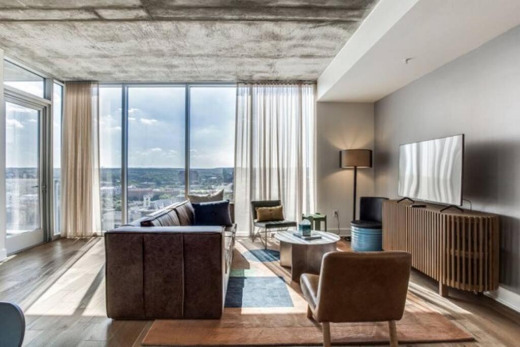 2 BR Lux Panoramic View - Rainey, Austin