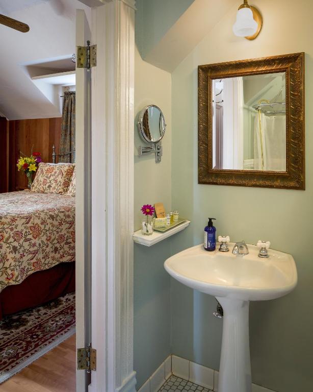 Cabernet House, an Old World Inn photo
