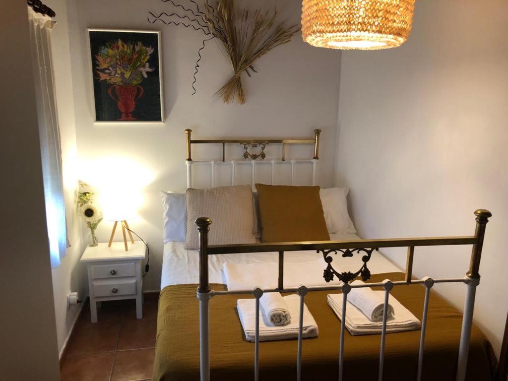 Apartamento estudio de 50m2, todo exterior y con patio, ideal para parejas, familias con niños pequeños y para hospedajes de largas estancias, con techo abuhardillado y una de las mejores vistas de Toledo - 4