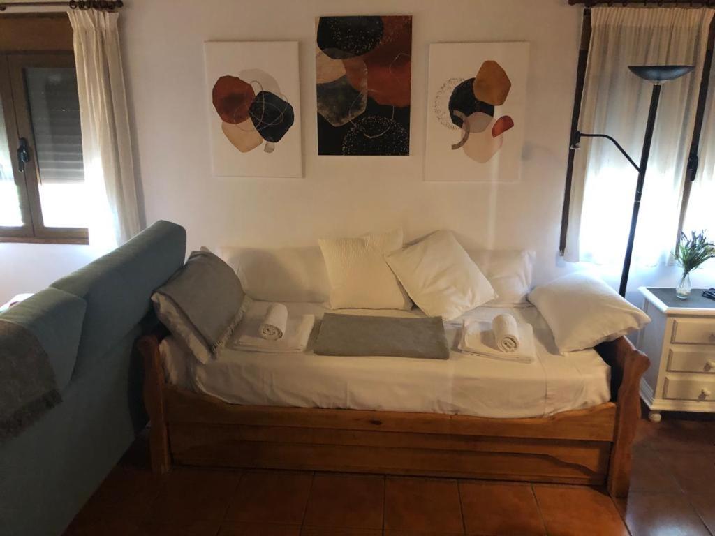 Apartamento estudio de 50m2, todo exterior y con patio, ideal para parejas, familias con niños pequeños y para hospedajes de largas estancias, con techo abuhardillado y una de las mejores vistas de Toledo - 5