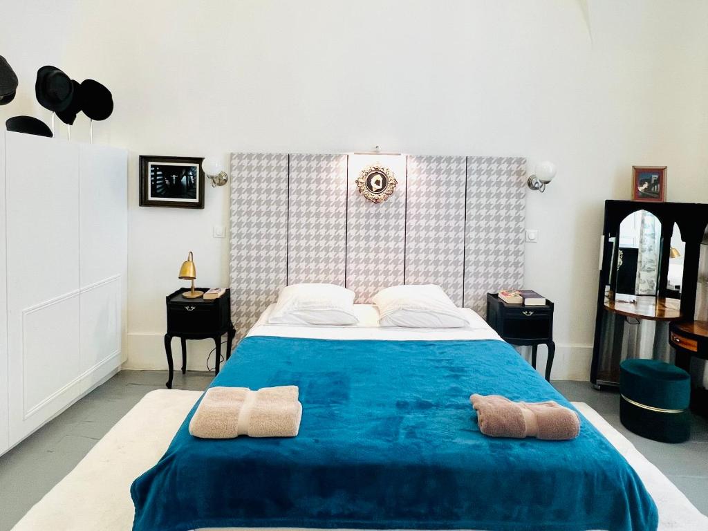 Courbet's bachelor pad - 3