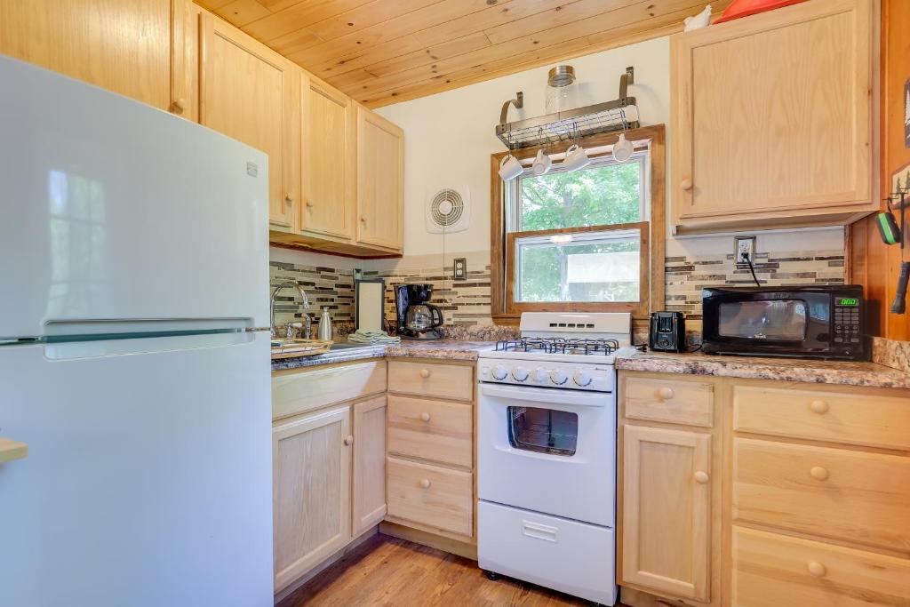 Charlevoix Cabin with Patio and Grill - Steps to Lake 전경