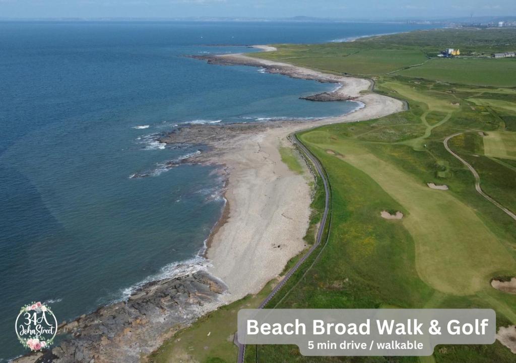 Coastal Retreat: Entire 2 Bed Flat, 200m to Beach!