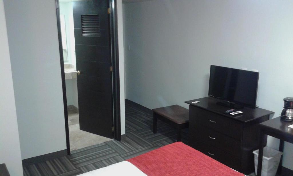 Ramada Plaza Leon photo