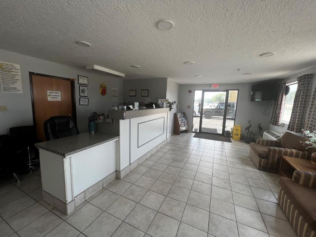 Super 8 by Wyndham Cleveland TX photo