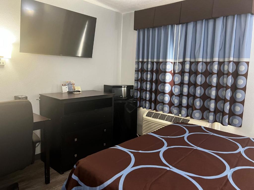 Super 8 by Wyndham Cleveland TX photo
