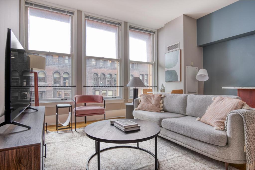 Loop 1BR w gym doorman same block as L CHI-672, Chicago