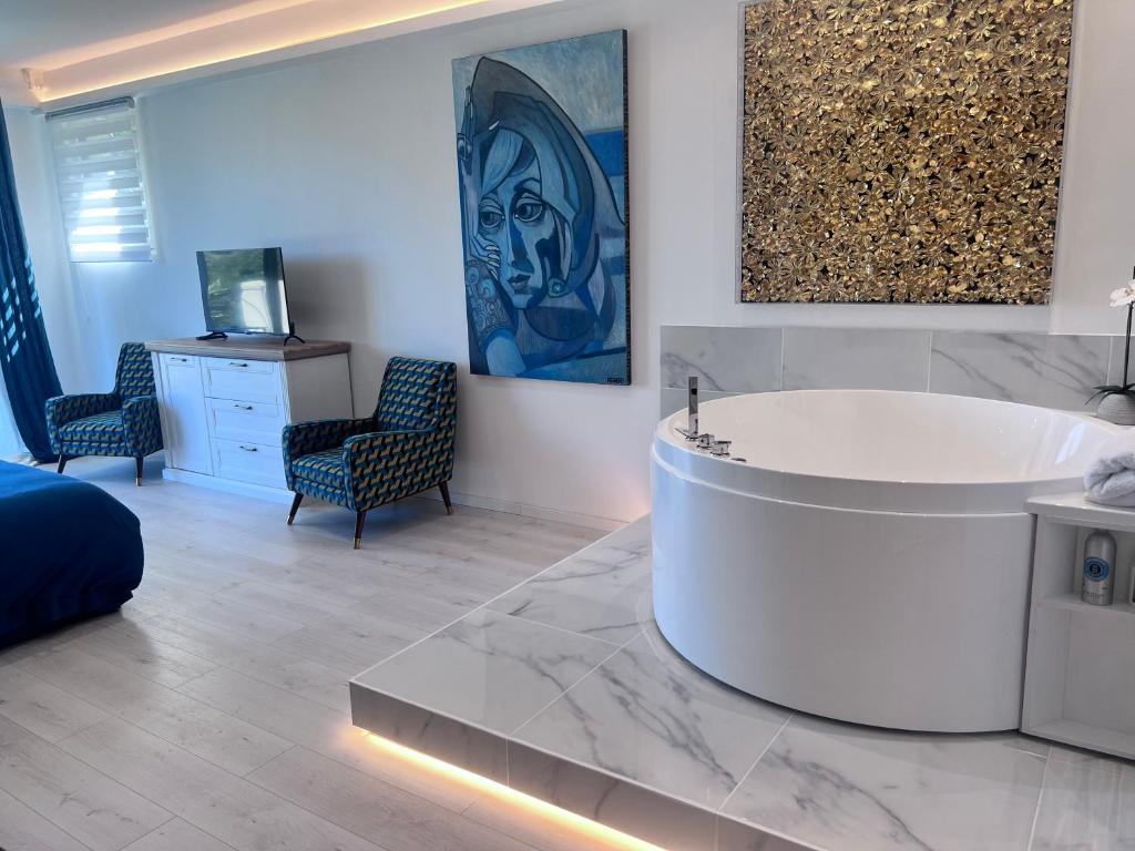 Luxury studio suite in artist Villa with sea view - 5