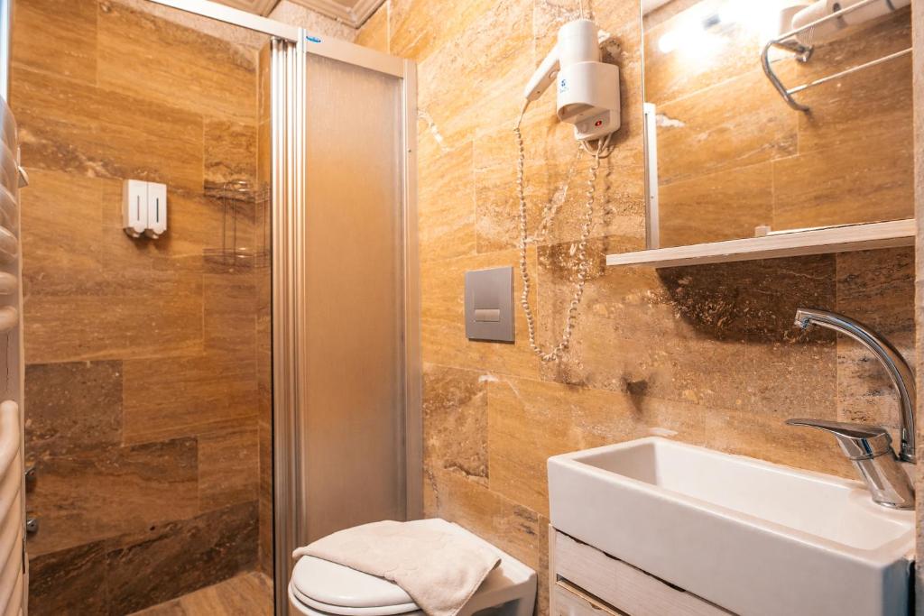 Aladdin's Cave Suite Apartments photo