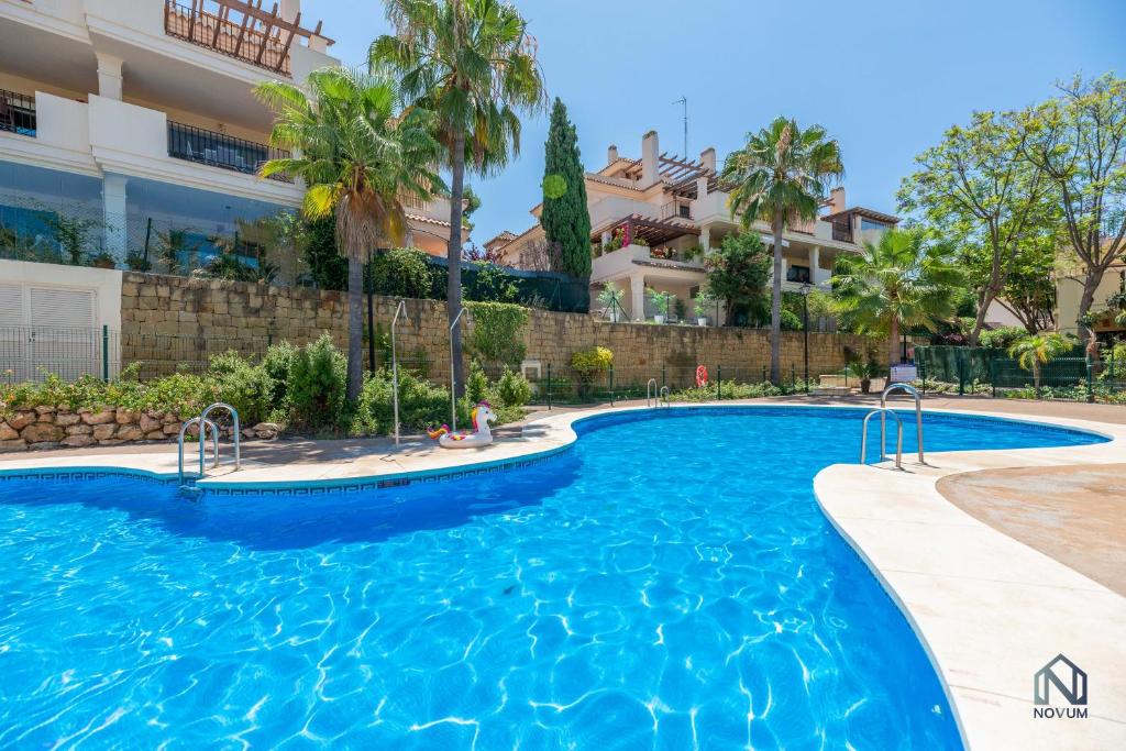 Modern and Spacious 2 BDRM Penthouse - 3 Pools and Sea Views - 2
