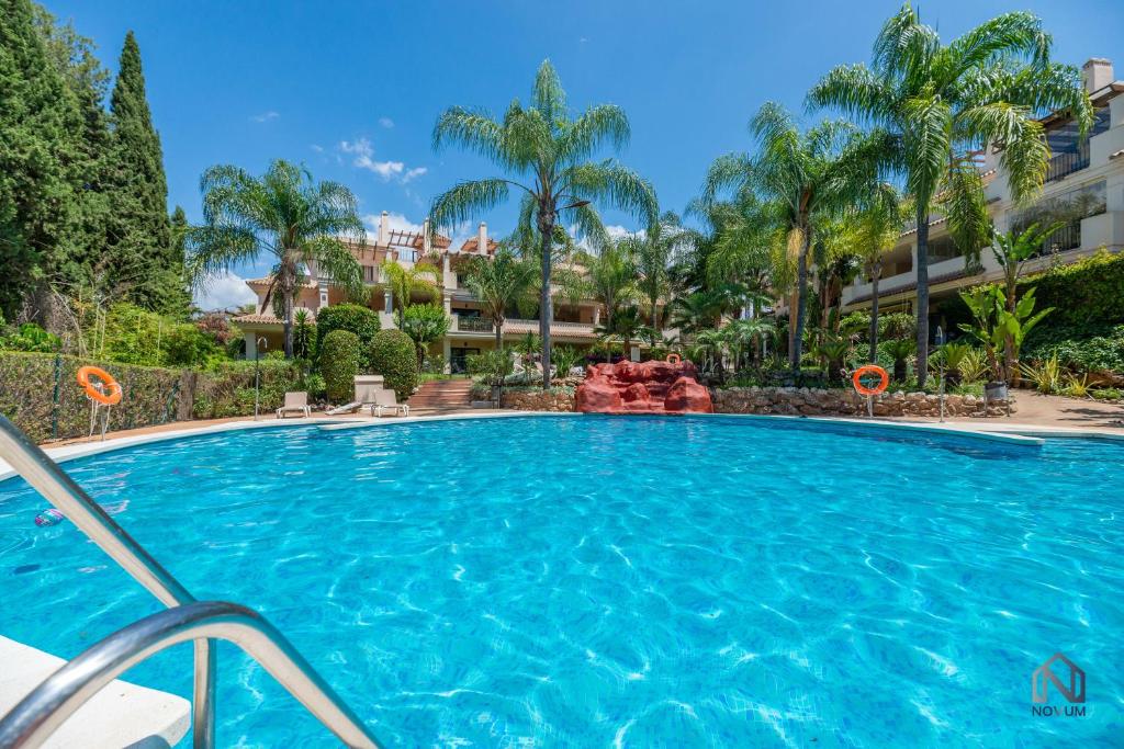 Modern and Spacious 2 BDRM Penthouse - 3 Pools and Sea Views - 4