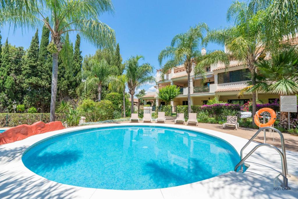 Modern and Spacious 2 BDRM Penthouse - 3 Pools and Sea Views - 5