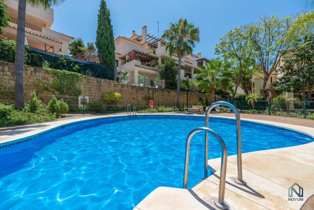 Modern and Spacious 2 BDRM Penthouse - 3 Pools and Sea Views - 3