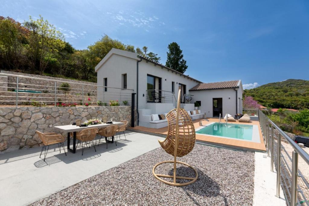 Phos & Physis Luxury Villa, Patrikáta