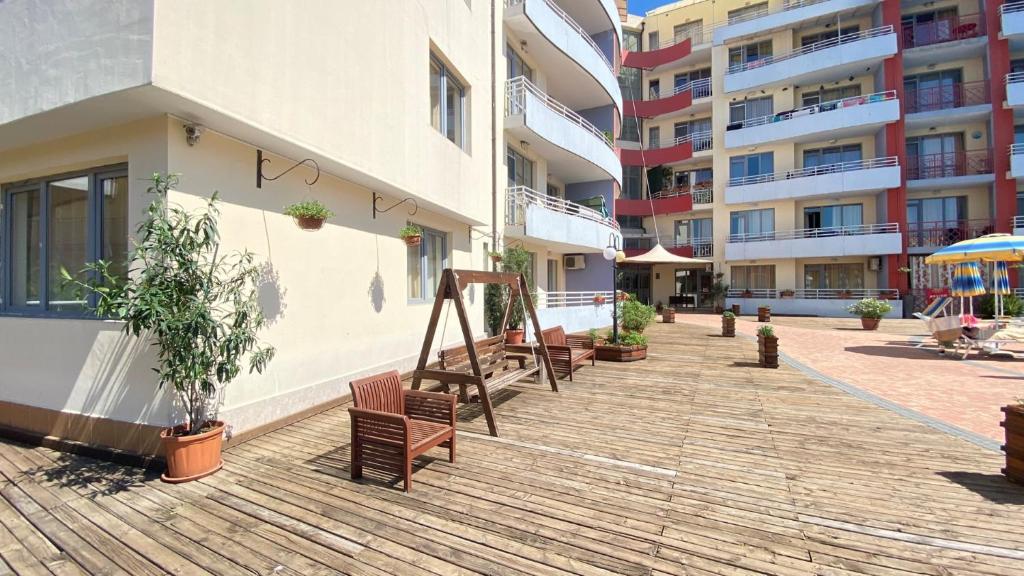 Bratanov Central Plaza apartments photo