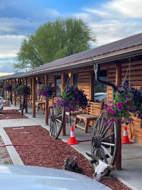 Sportsman Lodge Melrose MT photo