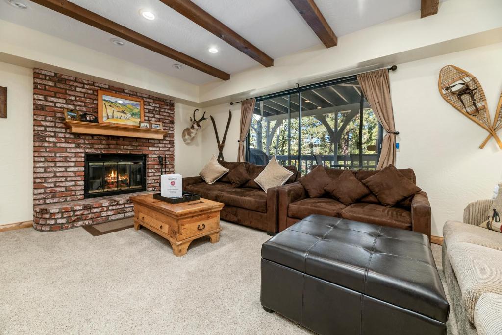 Whiskey Pines Chalet - Warm and cozy cabin with modern features made more fun with a gameroom, Big Bear Lake