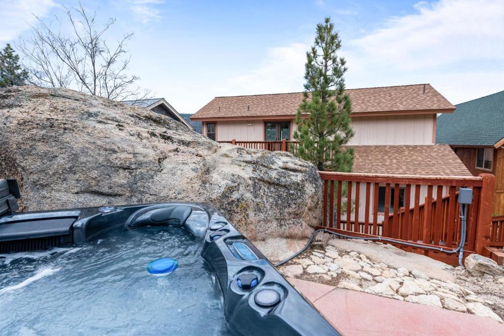Boulder Bay Chalet Lakefront - Elegantly decorated with Hot Tub and Game Room!, Big Bear Lake