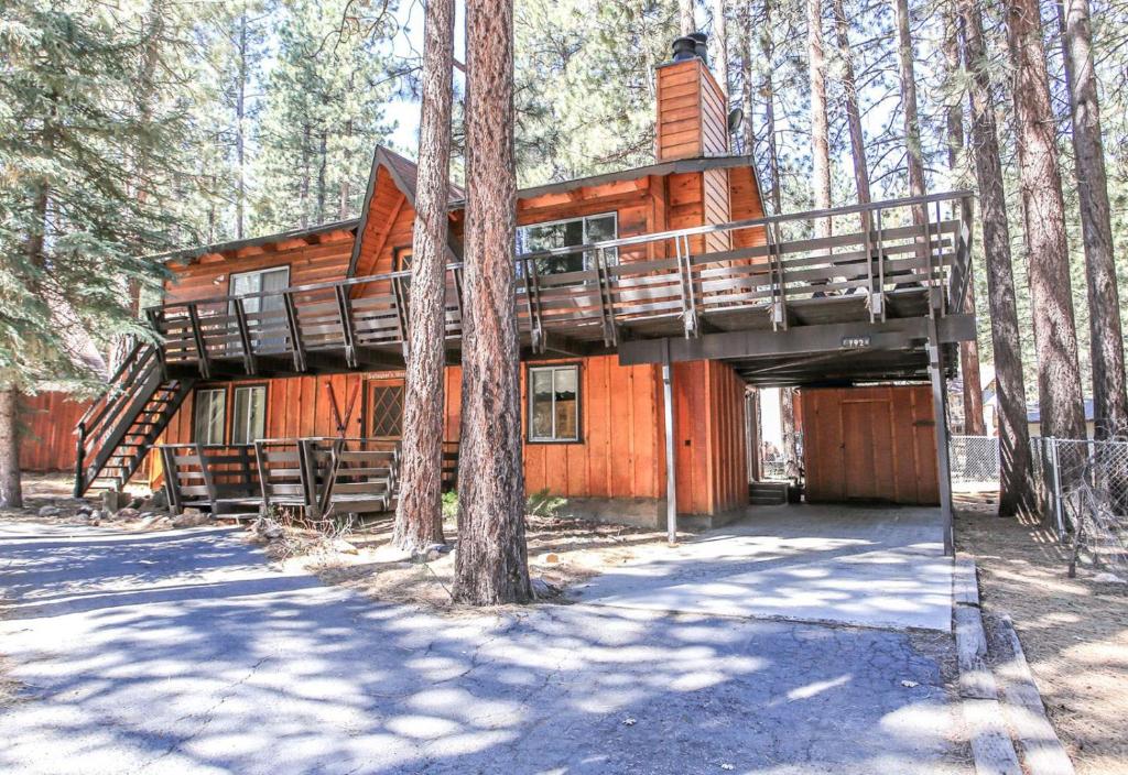 Gallagher's West - Pine surrounded deck and barbecue! Bumper Pool and Wet bar! Darts!, Big Bear Lake