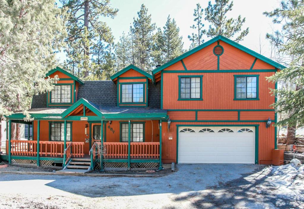 Alpine Escape - Walk to the slopes and Bear Mountain Gold Course! Perfect all-season property!, Big Bear Lake